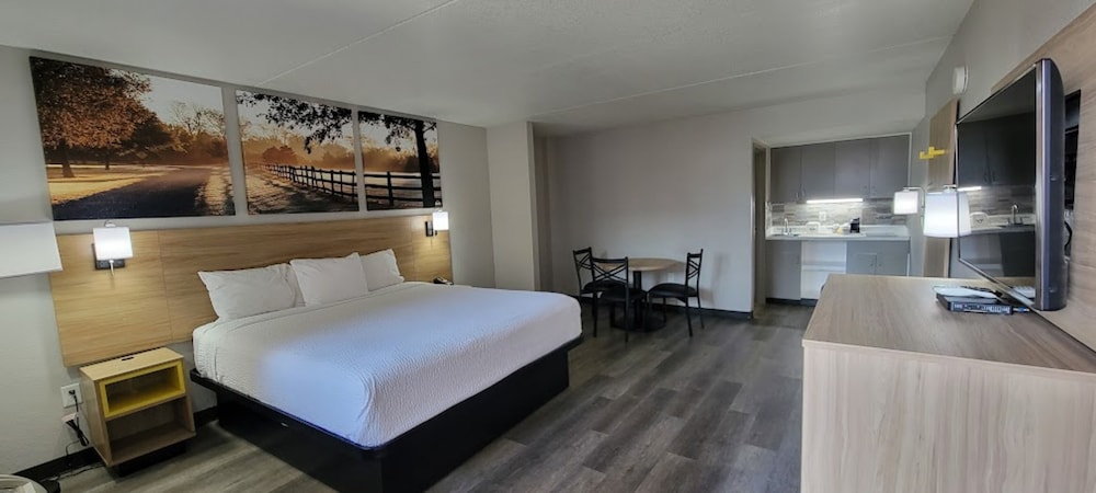 Efficiency, King Bed, Kitchenette