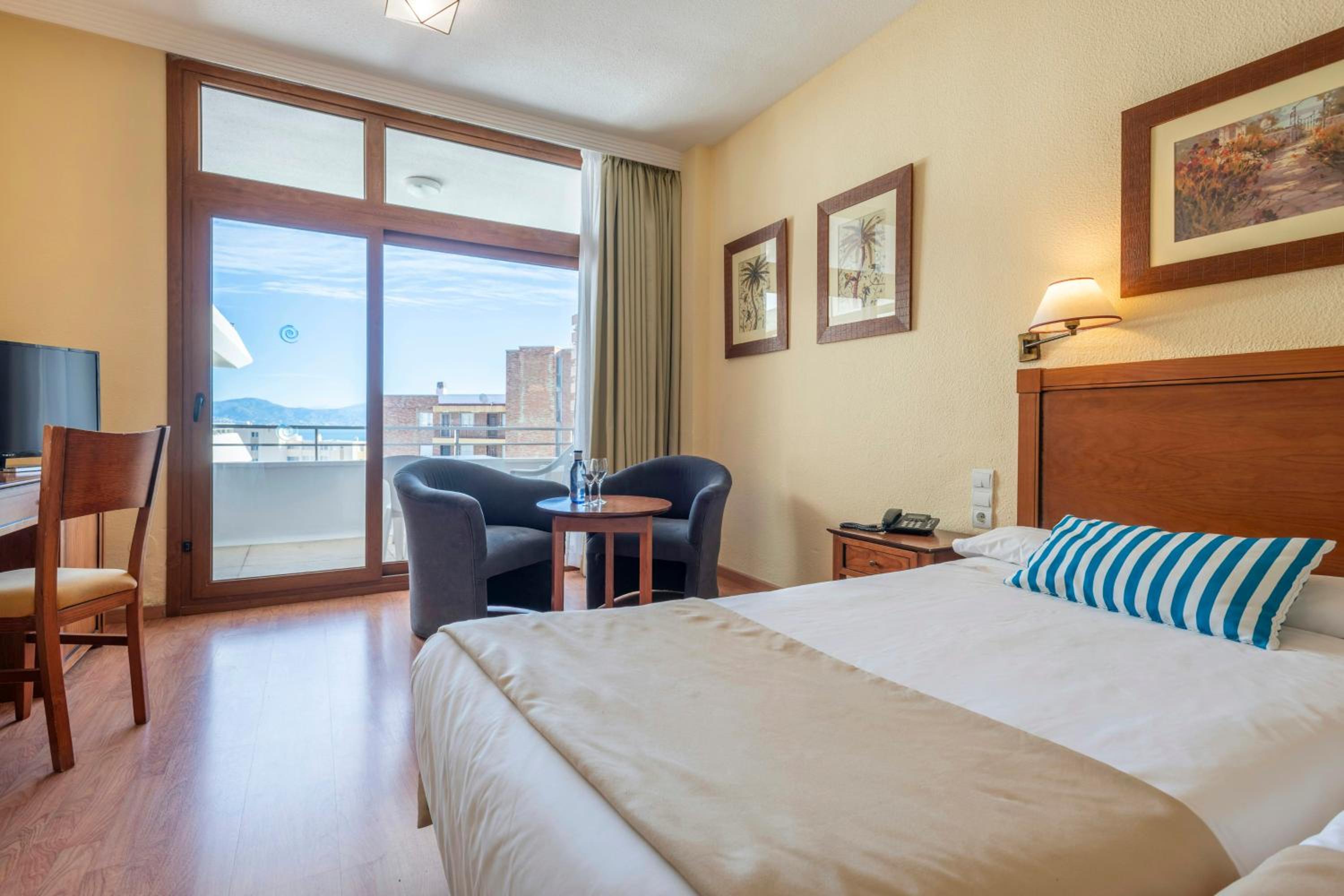 Superior, Twin Beds, Lateral Side Sea View