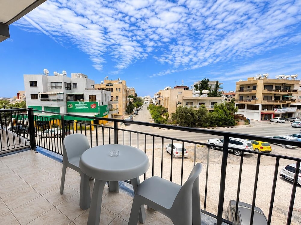 Valentinos Apartments 32/47