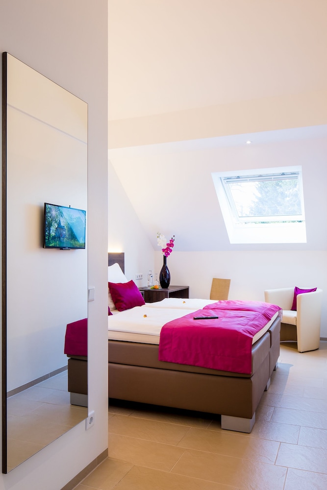 ROOM, DOUBLE BED