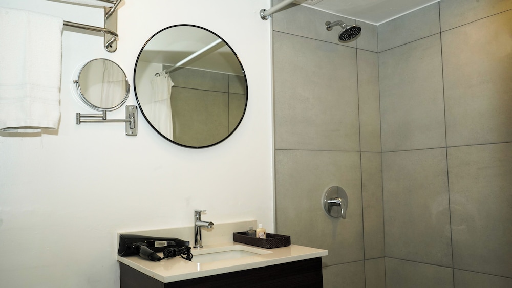 Hotel Plaza Suites 50/50