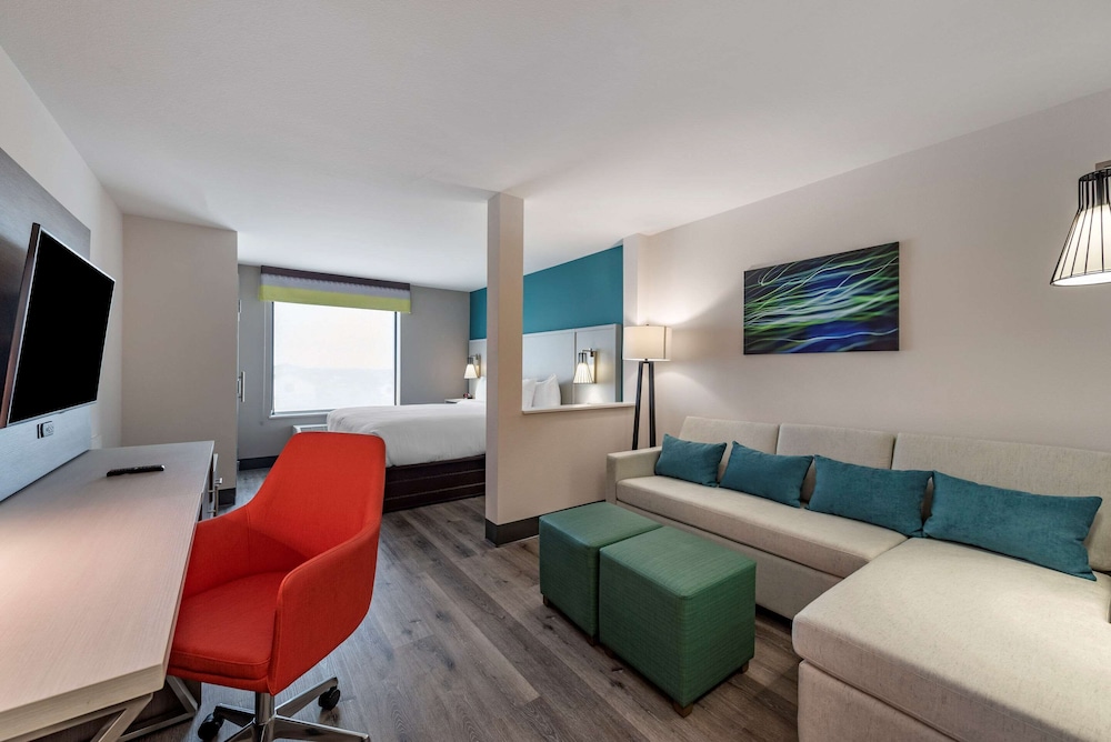 SUITE, KING BED