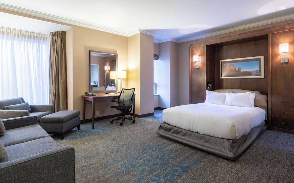 Club, Queen Bed
