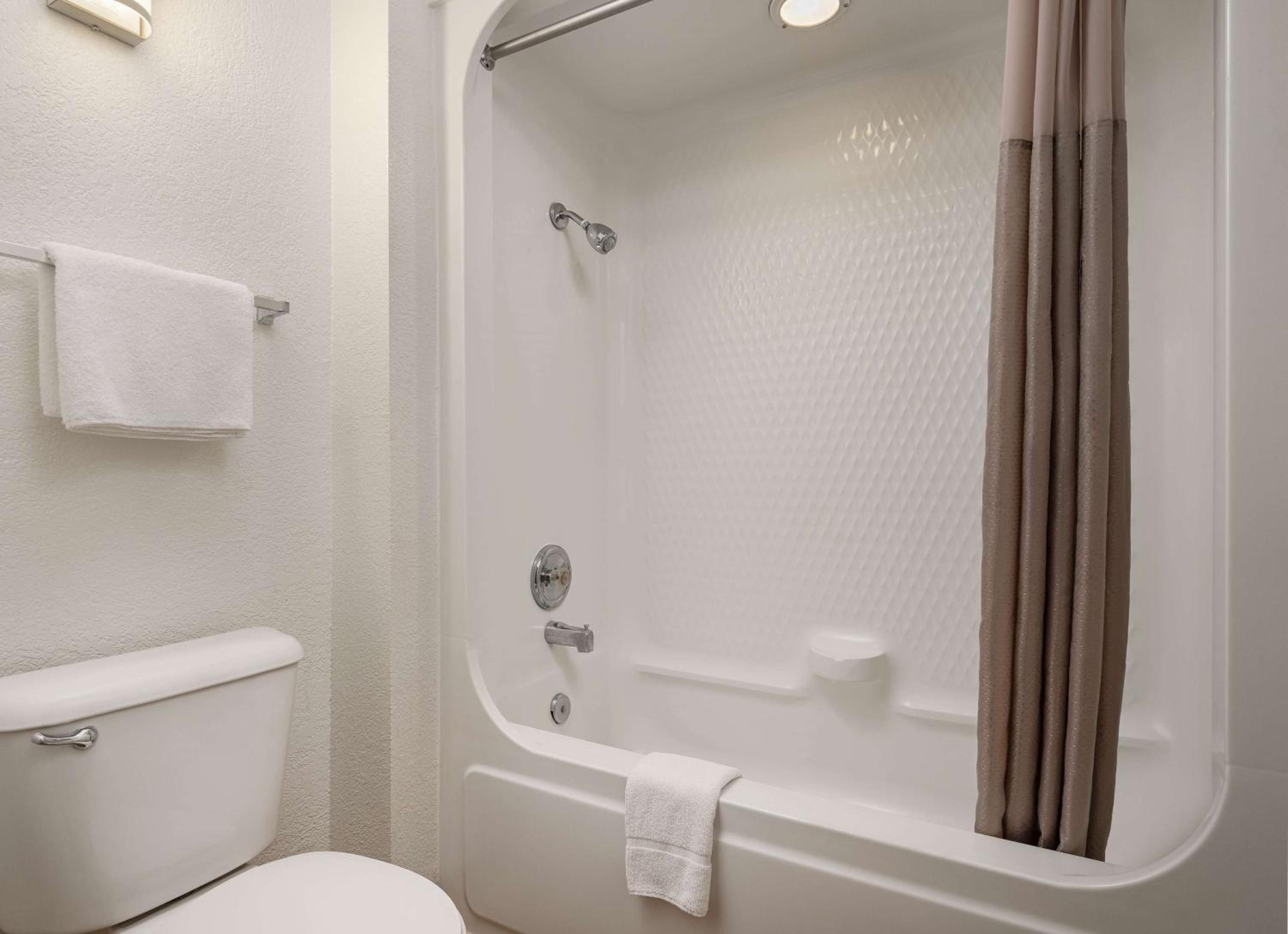Premium, Quadruple, Motel6 Buena Park, CA - Knotts Berry Farm - Disneyland 5/7