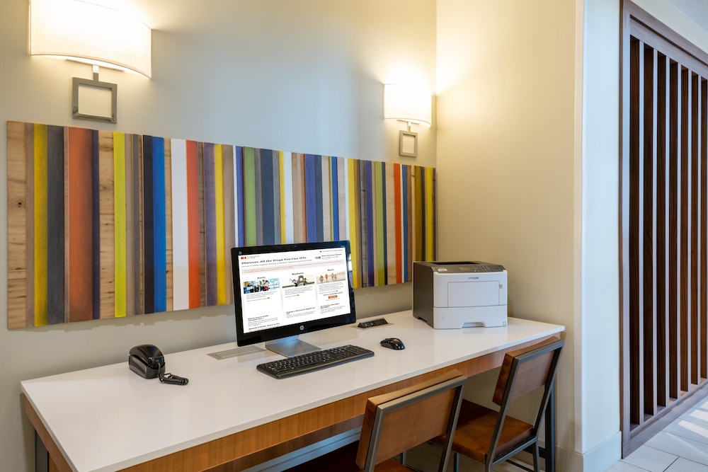 Holiday Inn Express Hotel Suites St George North 38/48