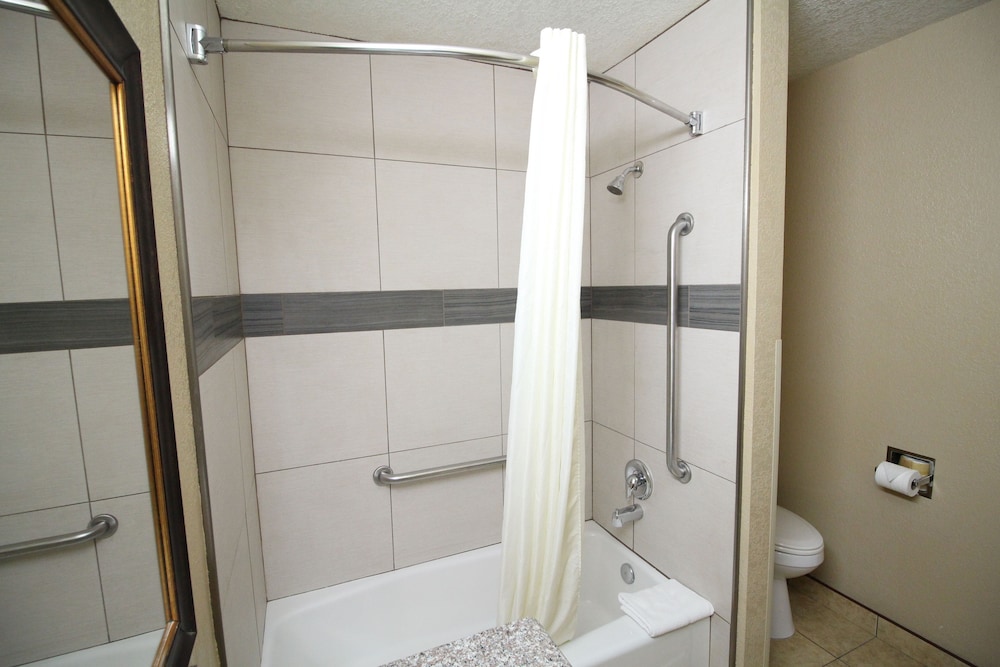 Econo Lodge Inn & Suites Fallbrook Downtown 13/31