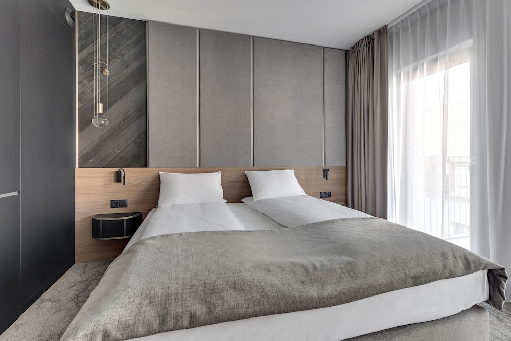 CLASSIC, QUEEN BED