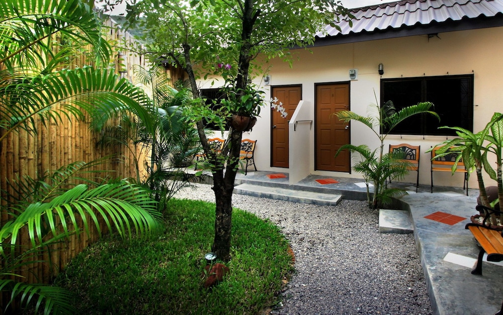 Baan Suay Hotel 39/40