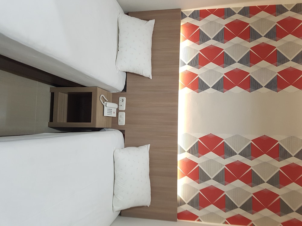 Ethan Hotel 2/36