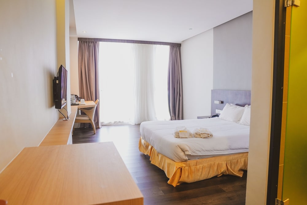Roxy Hotel Serian 16/40