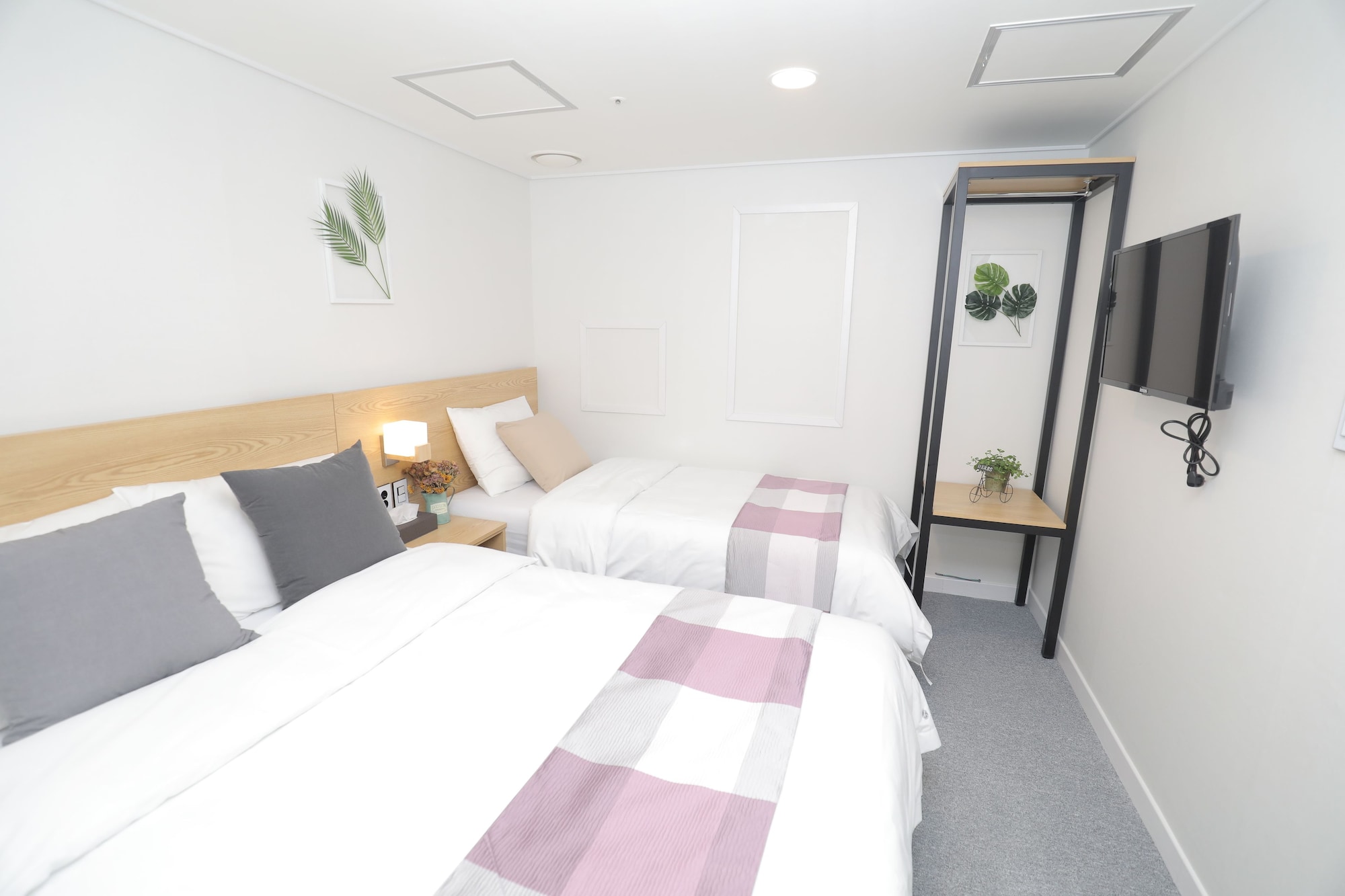 ECONOMY, FAMILY, TWIN BEDS, NO WINDOW