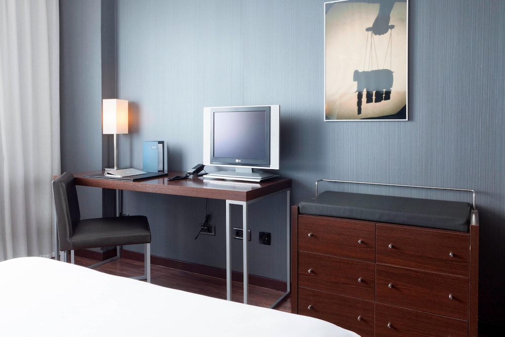 AC Hotel by Marriott Madrid Airport 43/45