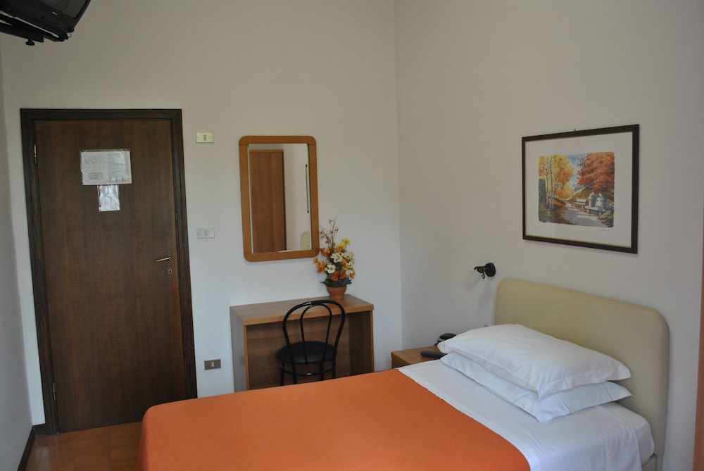 ROOM, SINGLE
