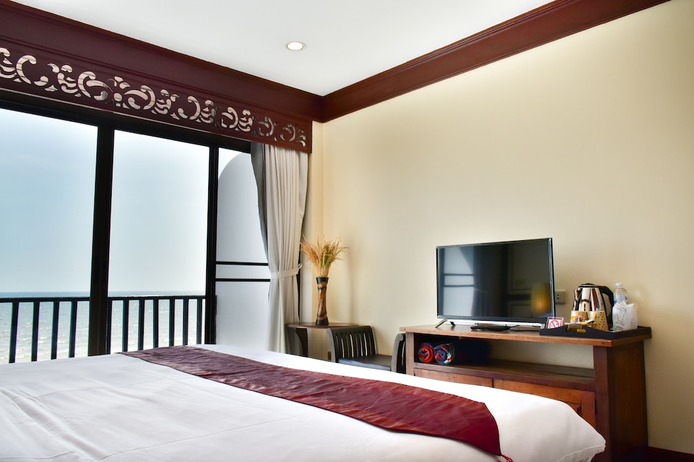 White Sand Beach Hotel Hua Hin 24/70
