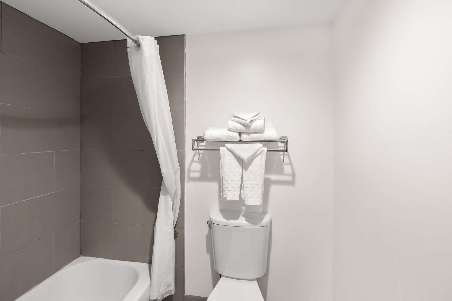 غرفة بسريرين مزدوجين مع أريكة، Best Western Luxbury Inn Fort Wayne 4/4