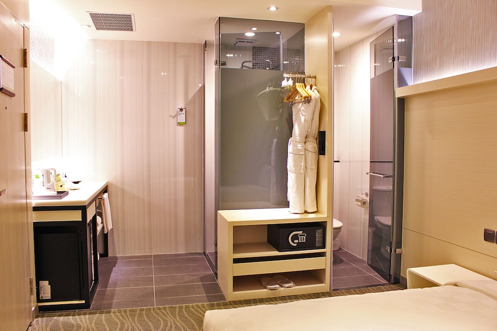Sparkle Hotel 42/48