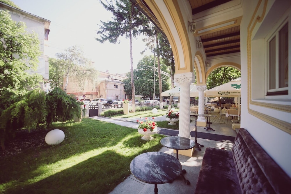 Dumbrava Hotel 69/70