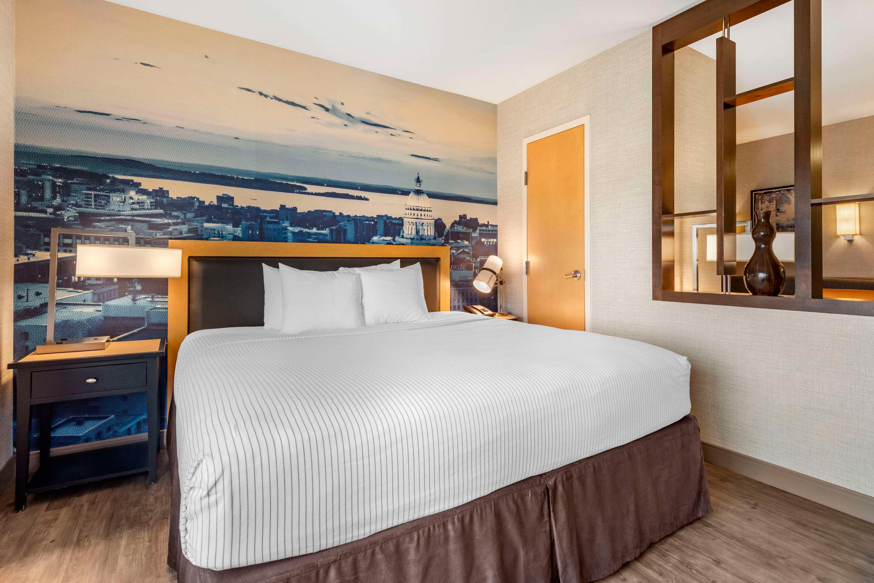 SUITE, KING BED