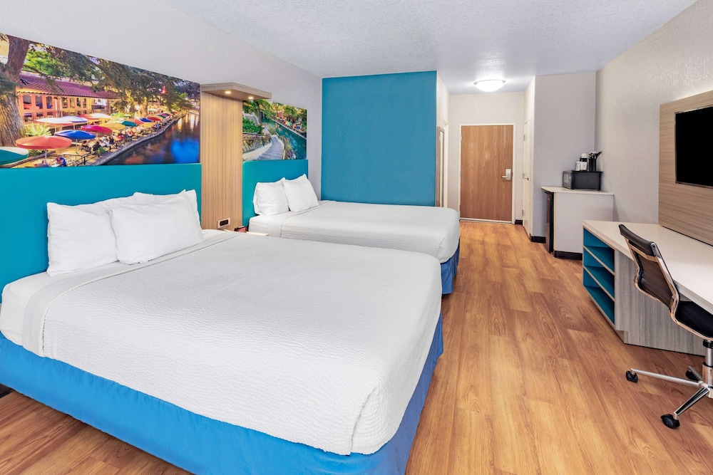 Days Inn & Suites by Wyndham San Antonio near Frost Bank Ctr 14/42