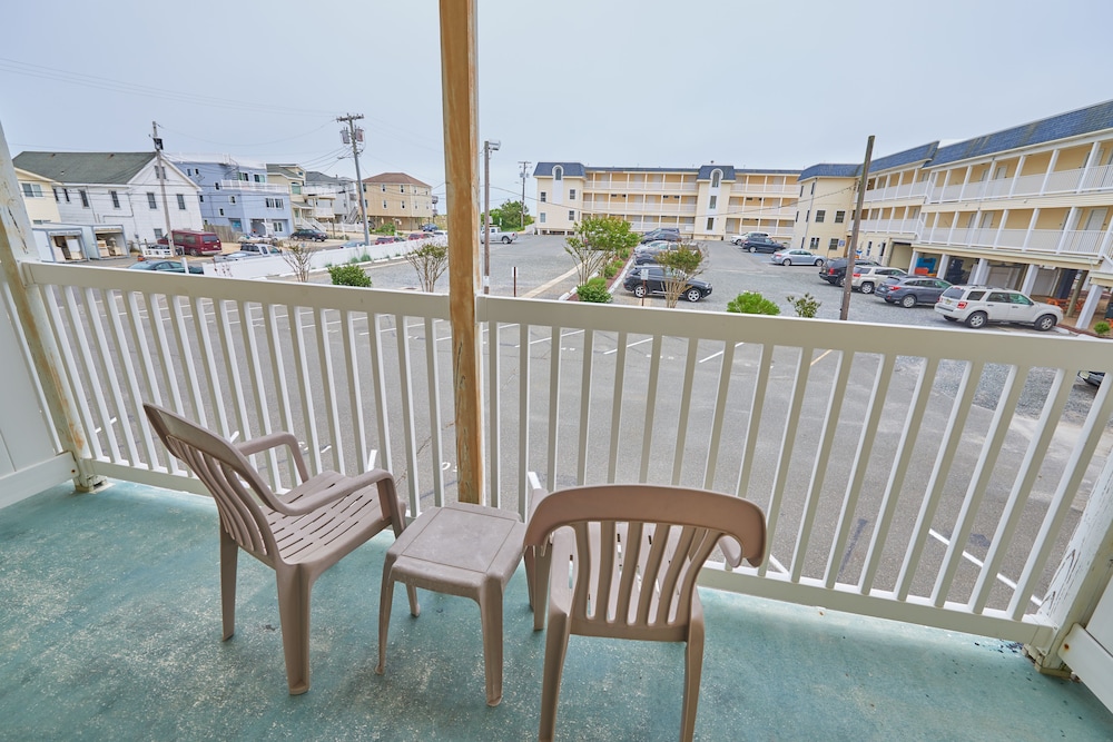 Drifting Sands Oceanfront Hotel 53/70