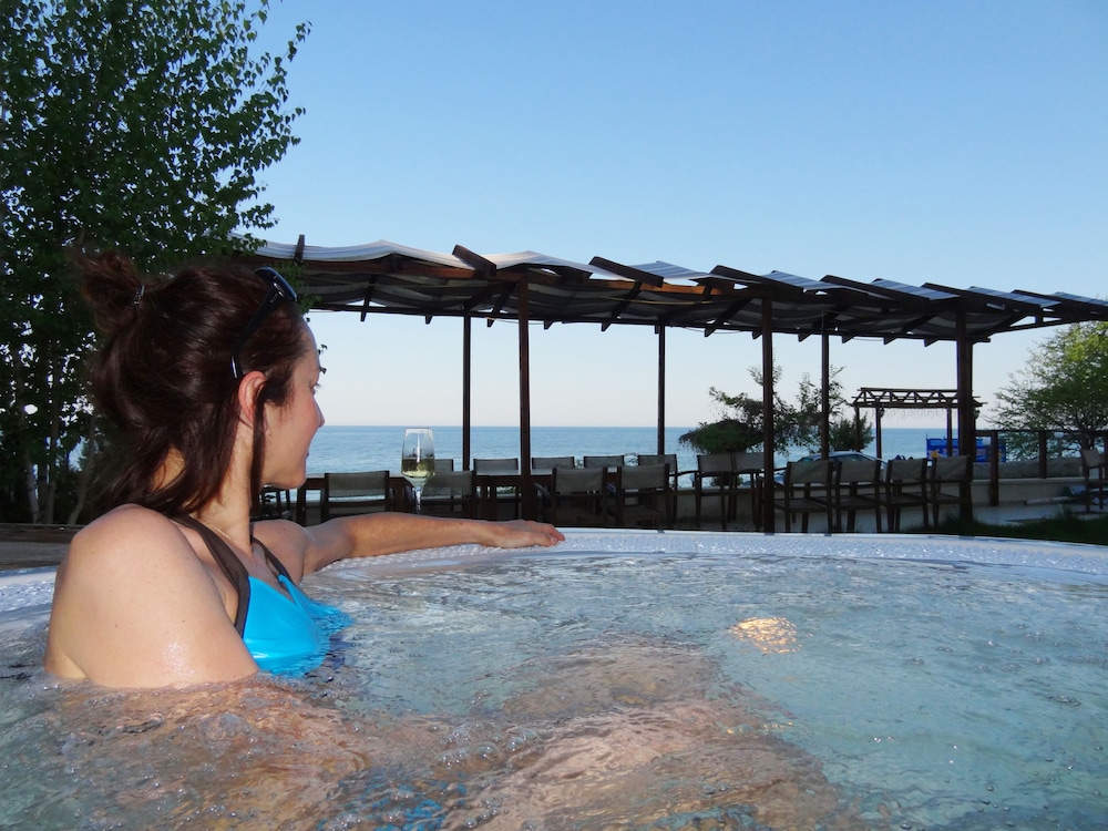 Albizia Hotel 8/34