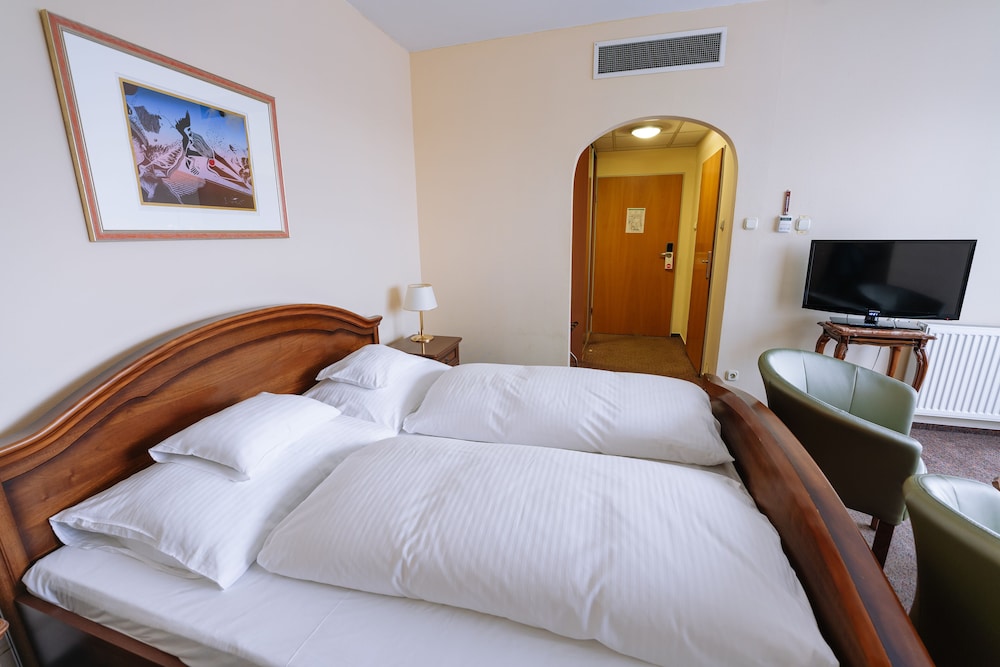 Lanai, Panoramic, Queen and Twin Beds, City View