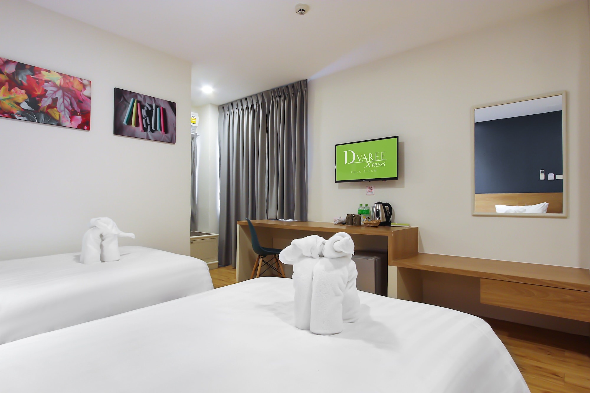 DELUXE, DOUBLE OR TWIN BED
