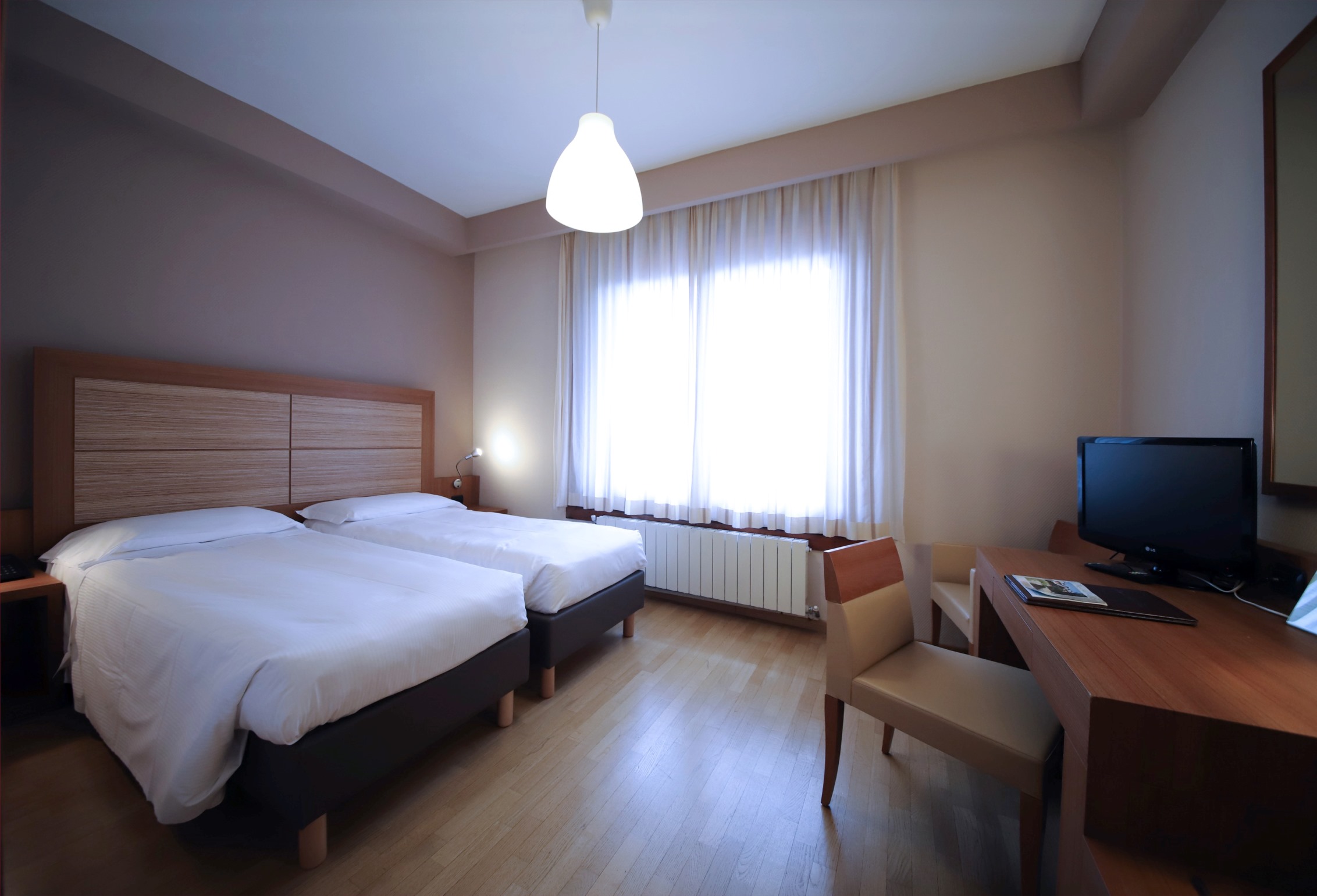 COMFORT, TWIN BEDS