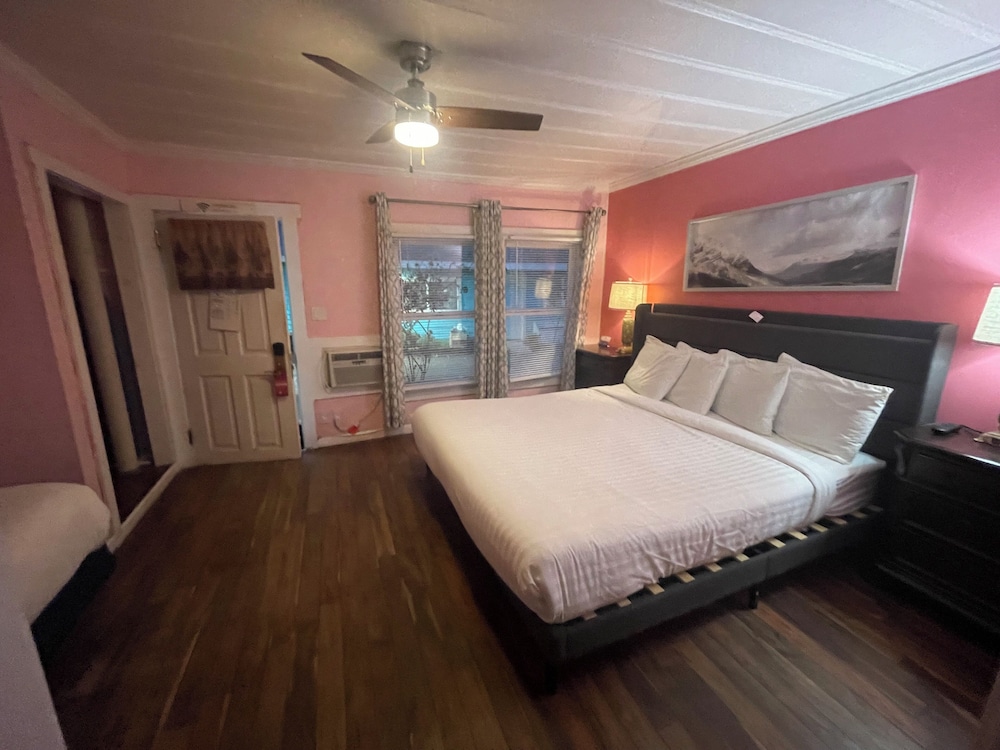 Classic, Cottage, Studio, Suite, Queen Bed
