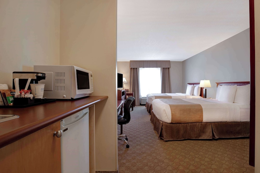 غرفة بسريرين كوين، Days Inn by Wyndham Dawson Creek 3/6