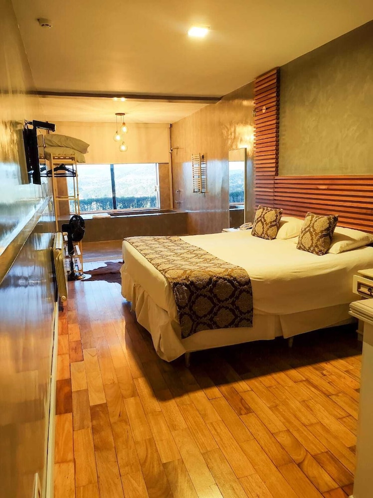 Chris Park Hotel 46/74