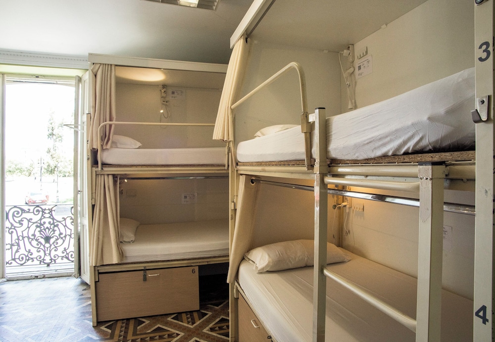 The River Hostel 48/49