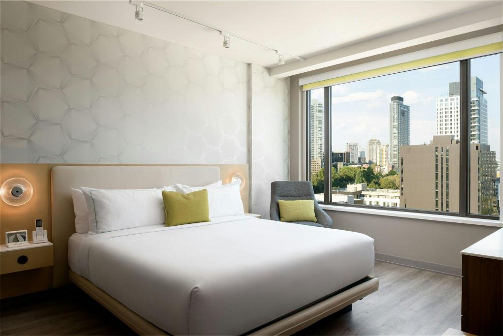 1 Bedroom, Junior Suite, King Bed, Skyline View, Space Needle View, Corner