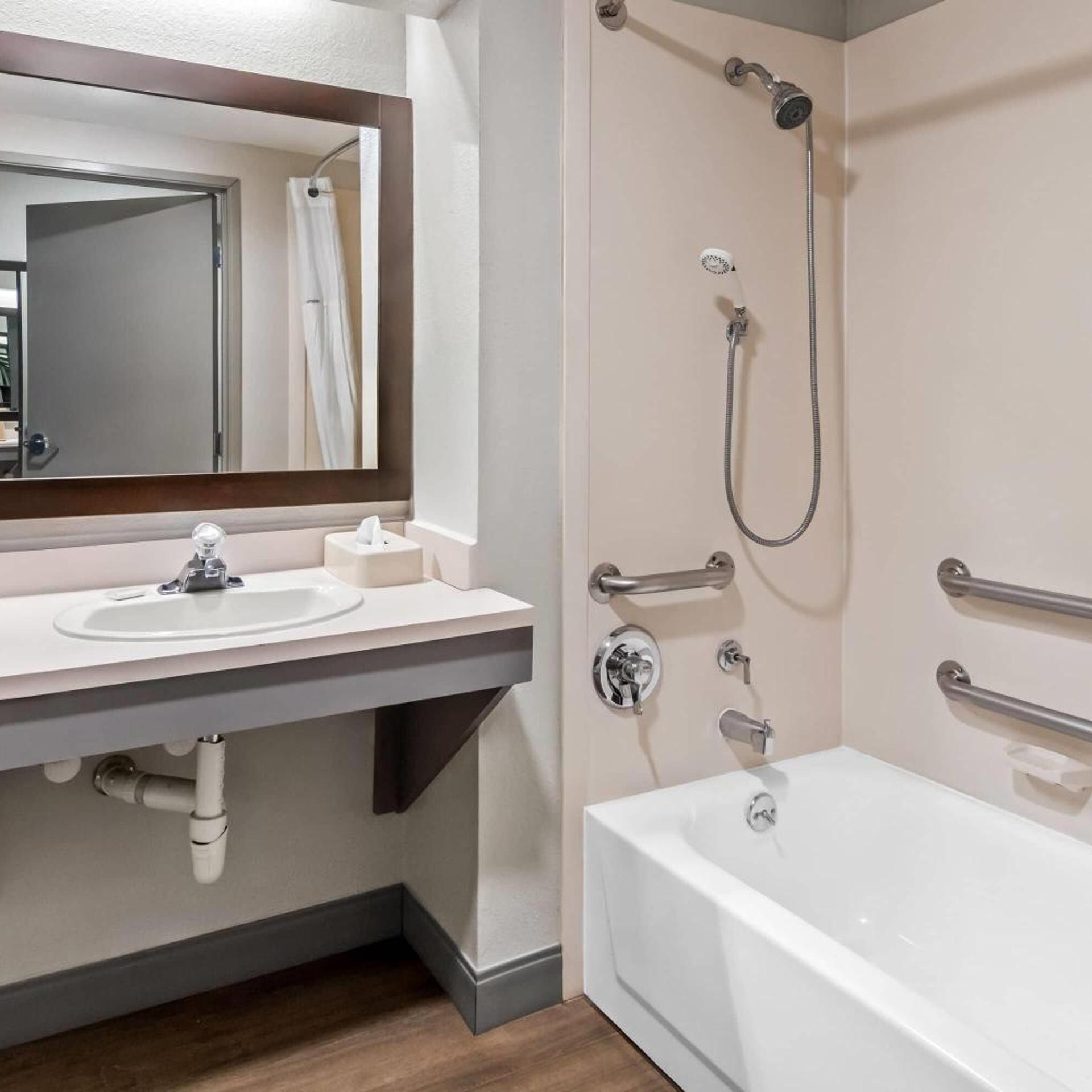 غرفة بسرير كينج بحوض استحمام لذوي الإعاقة، Days Inn & Suites by Wyndham DeSoto 4/10