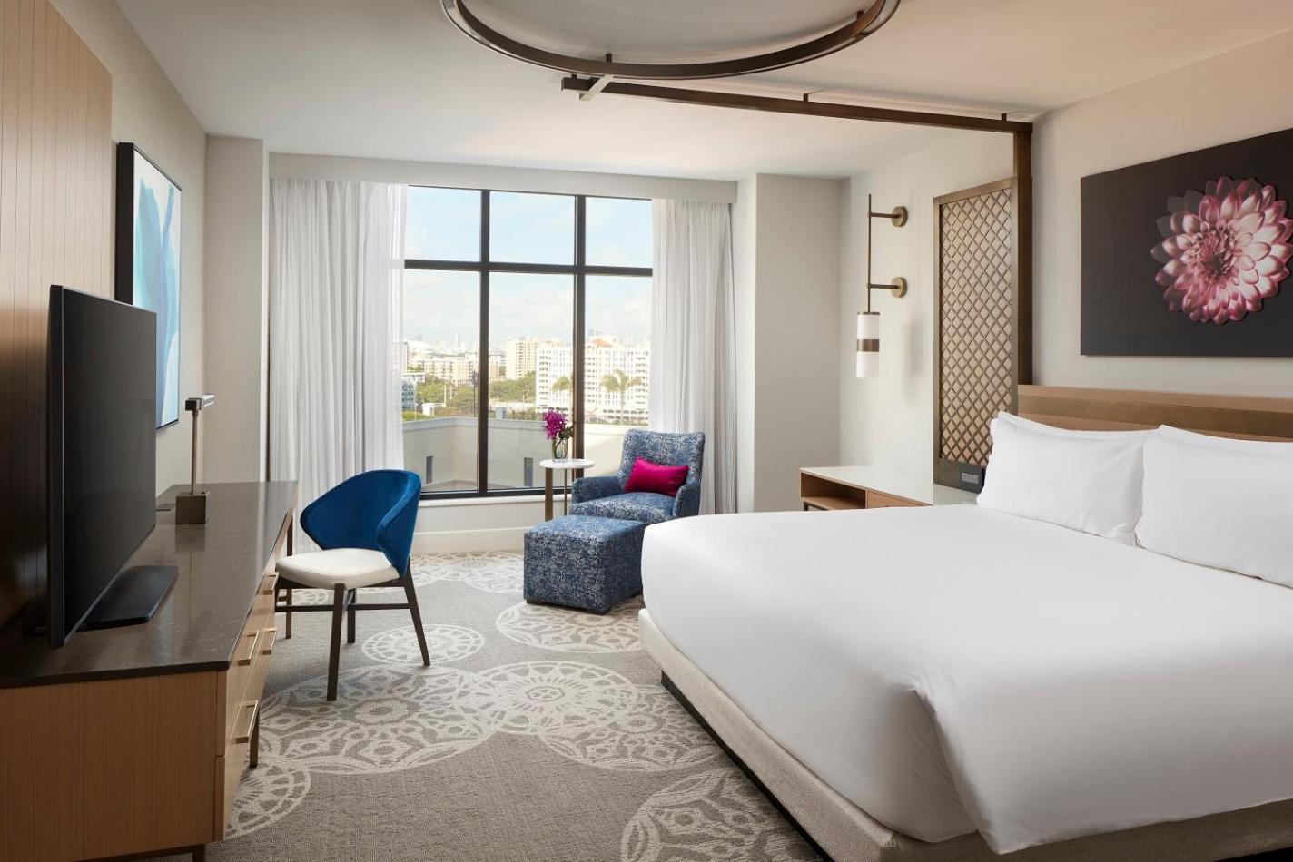 DELUXE, KING BED