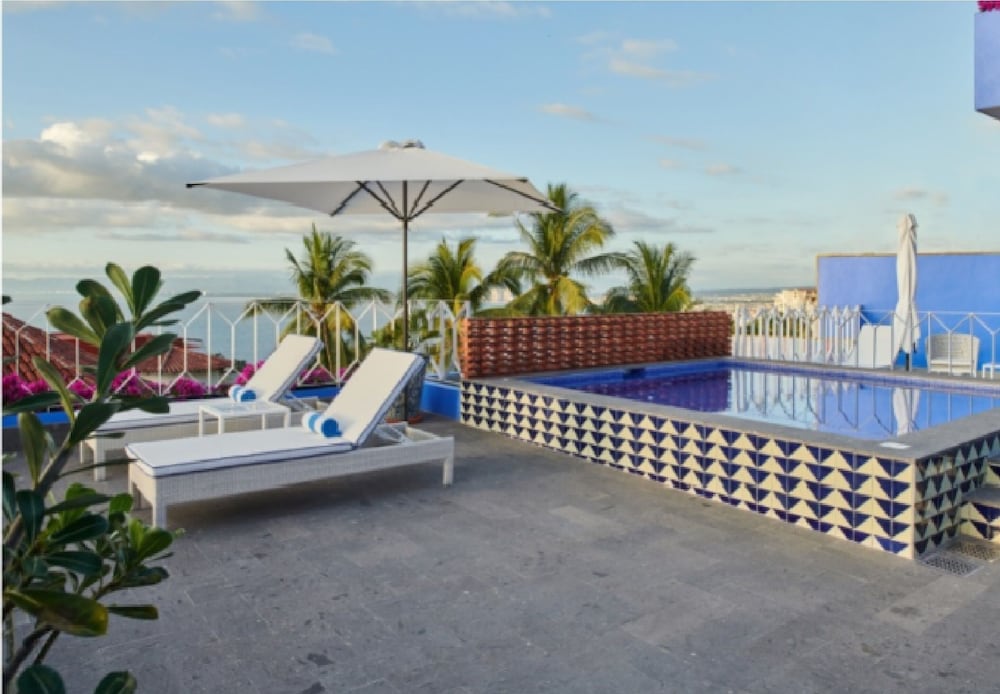 HOTELITO PATIO AZUL 70/75