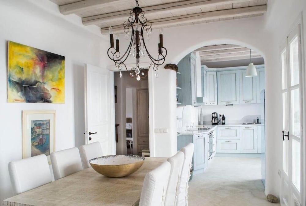 WHITE ROCK SUITES & VILLAS 28/50