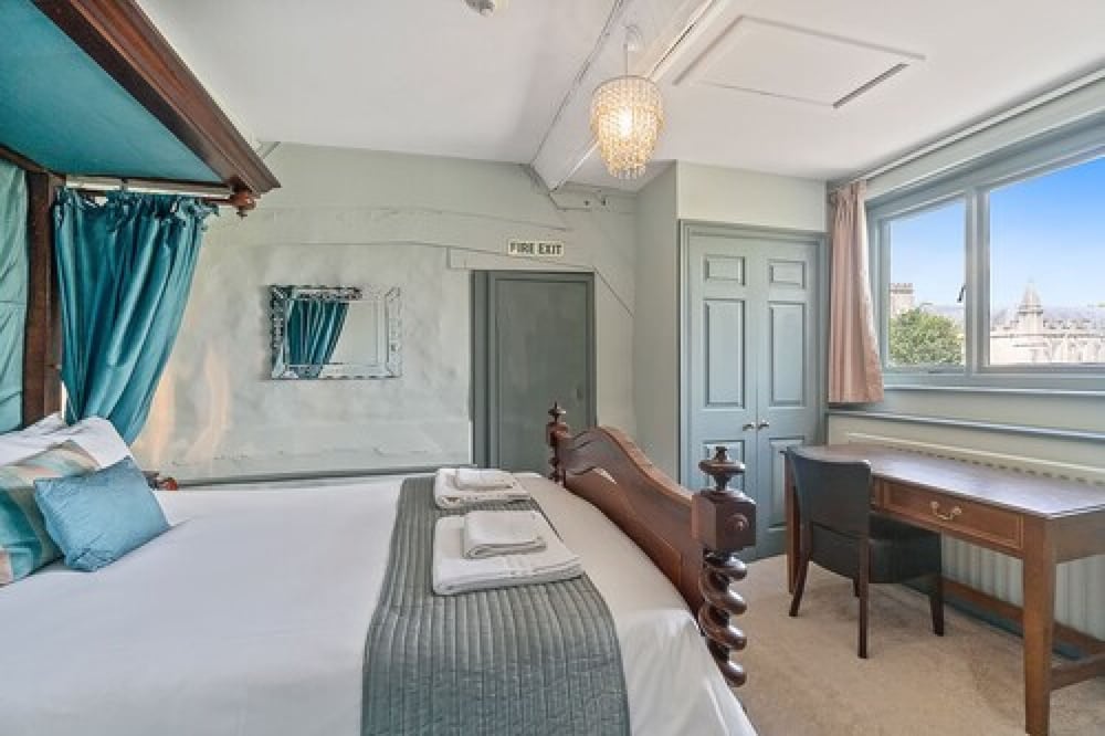 Ancient Gatehouse Hotel 12/50