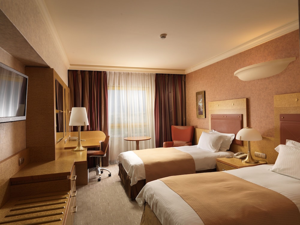 Holiday Inn Athens Airport 8/66