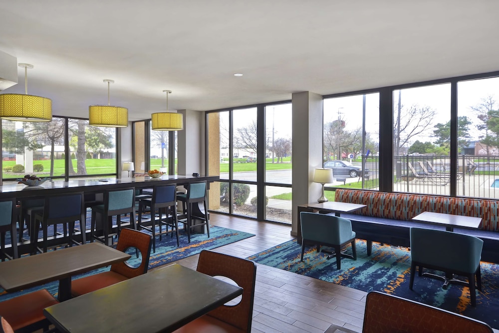Hampton Inn Detroit/Madison Heights/South Troy 37/56