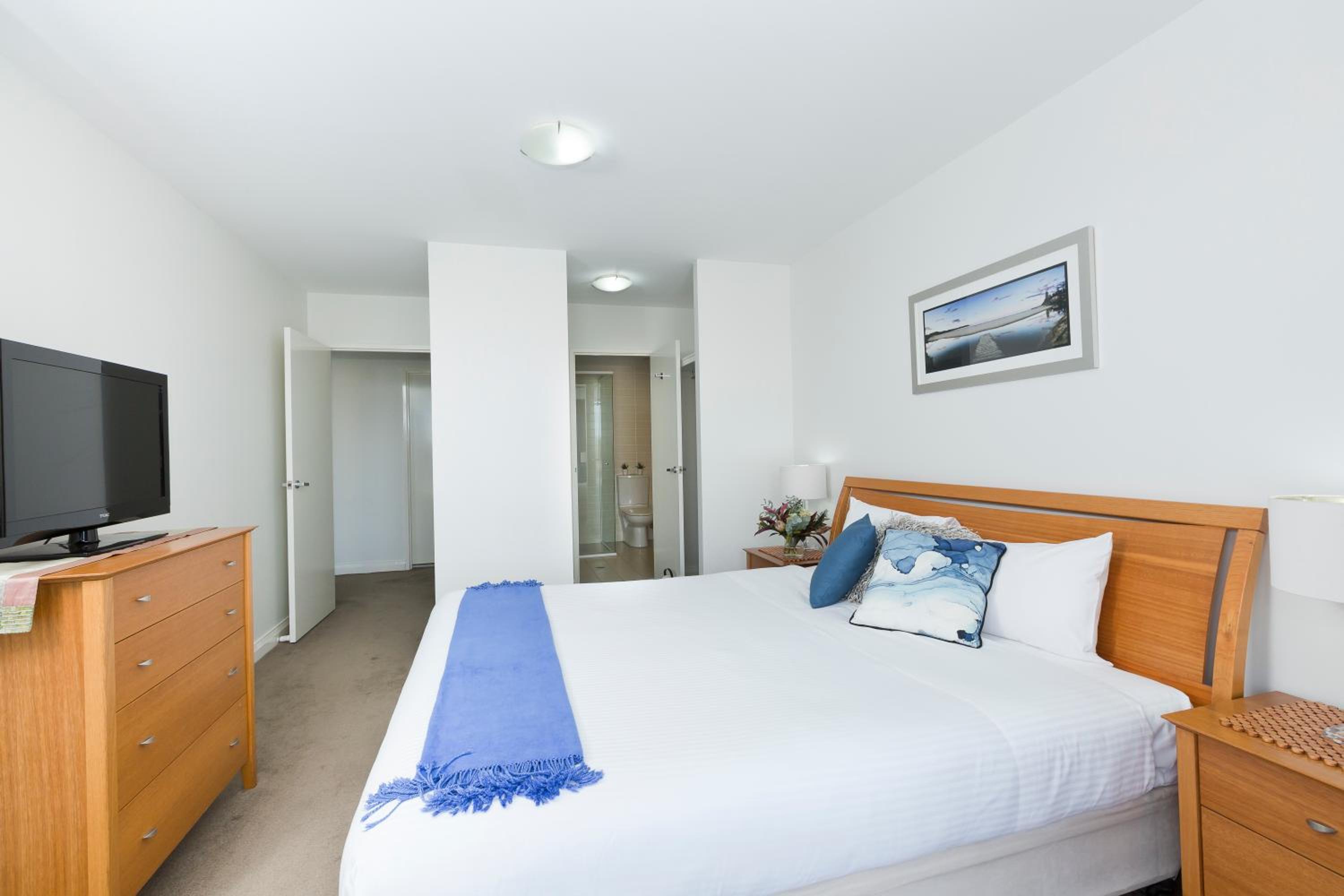 2 Bedrooms, Apartment, Town View