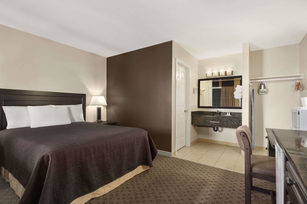 Travelodge By Wyndham Kamloops Mountview 17/69