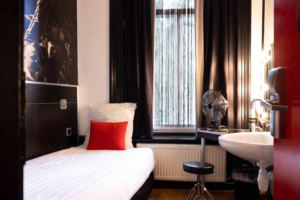 BASIC, SINGLE, SINGLE BED, CITY VIEW, SHARED BATHROOM