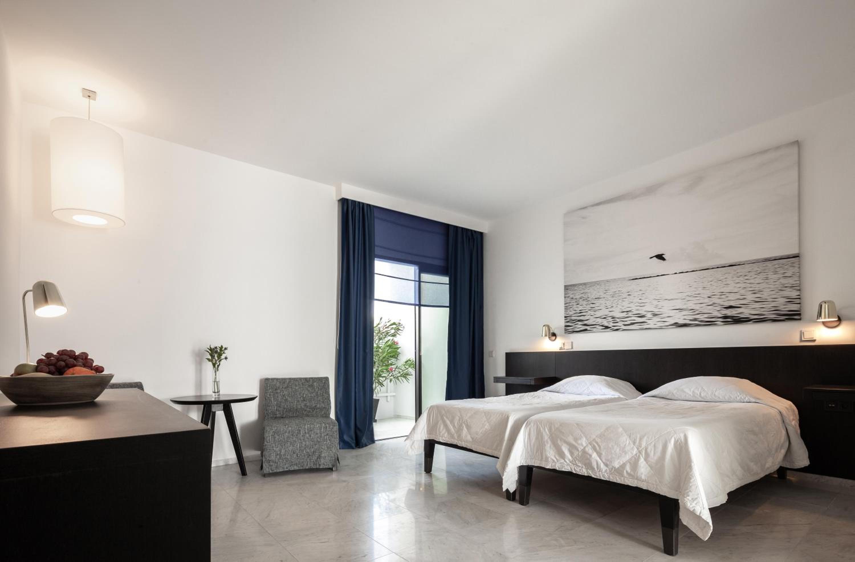 2 Bedrooms, Deluxe, Suite, 2 Queen Beds, Sea View, Sofa