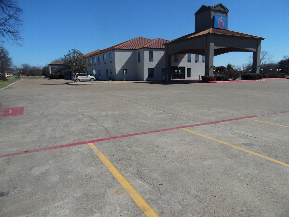 Motel6 Ennis, TX 53/66