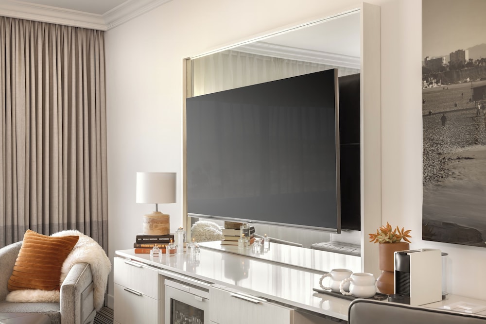 DELUXE, KING BED, CITY VIEW