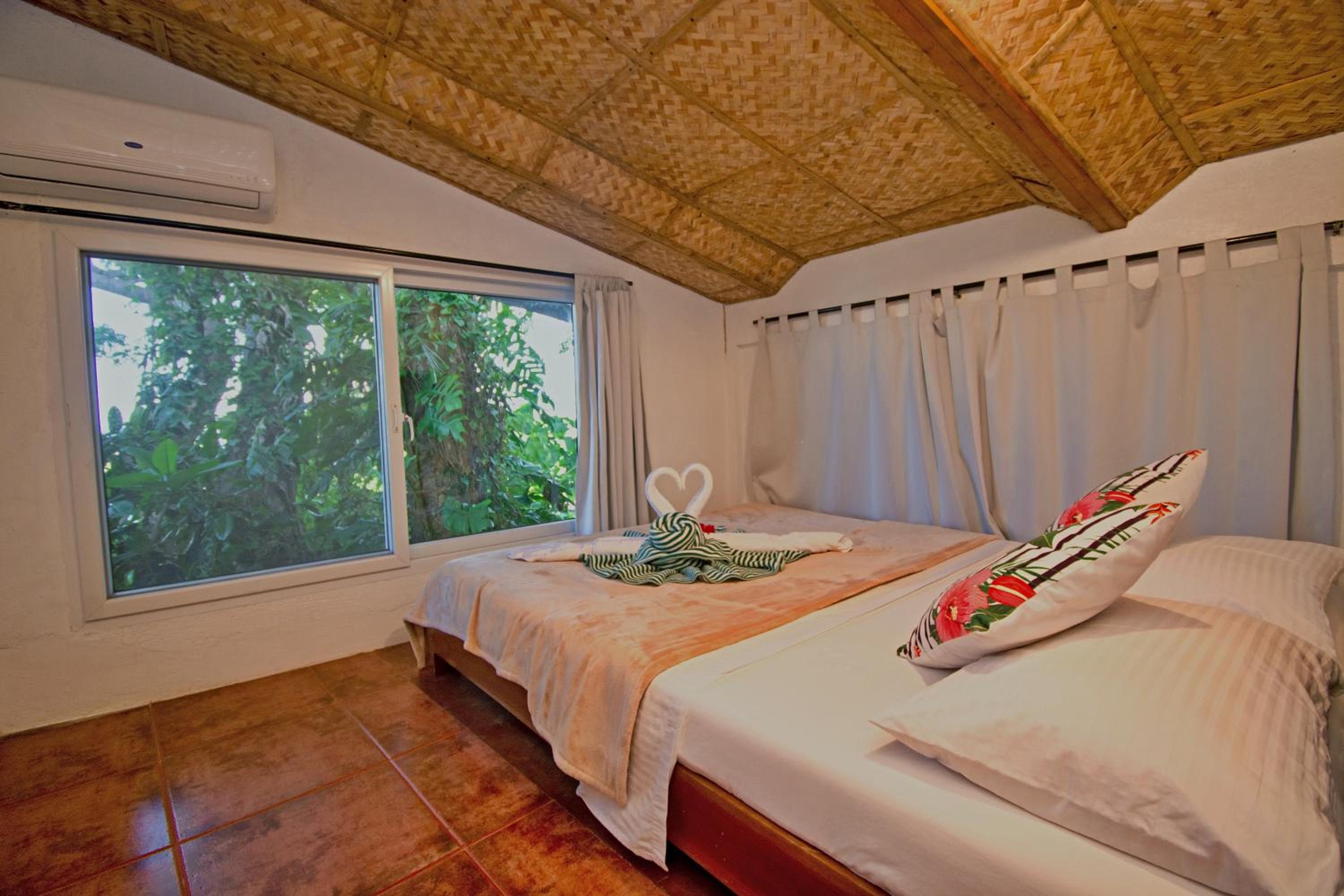 House, 2 Queen and Twin Beds, with View