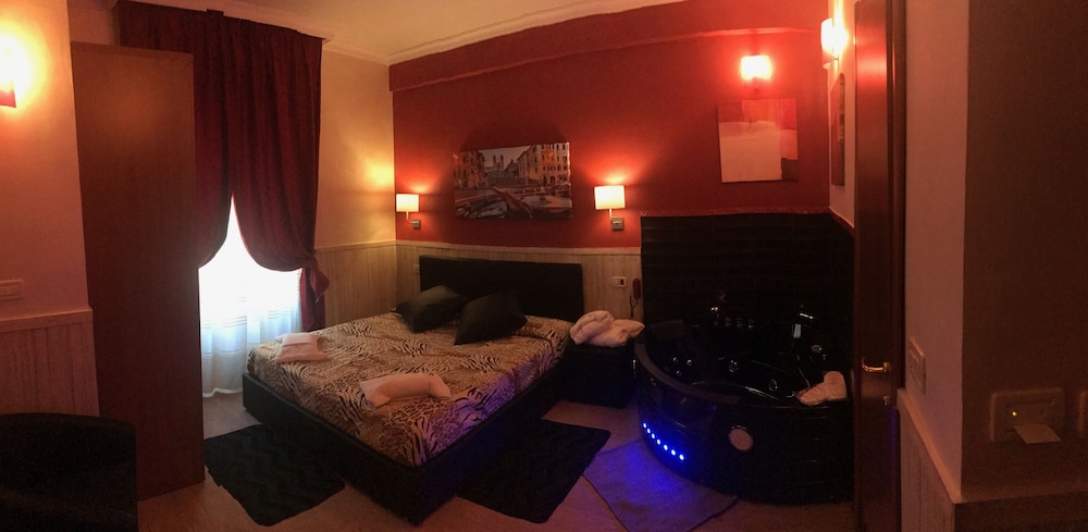 Pyramid Hotel 48/71