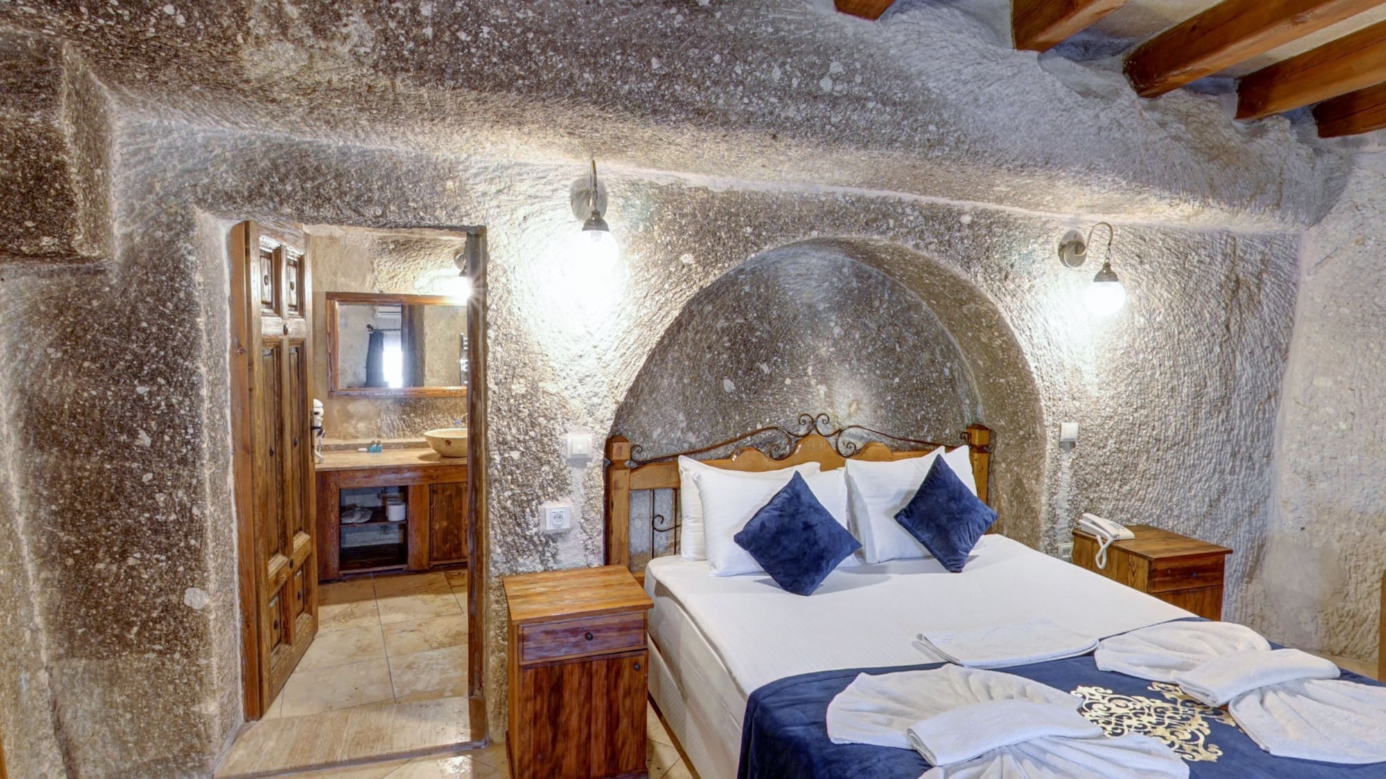 DELUXE, DOUBLE BED