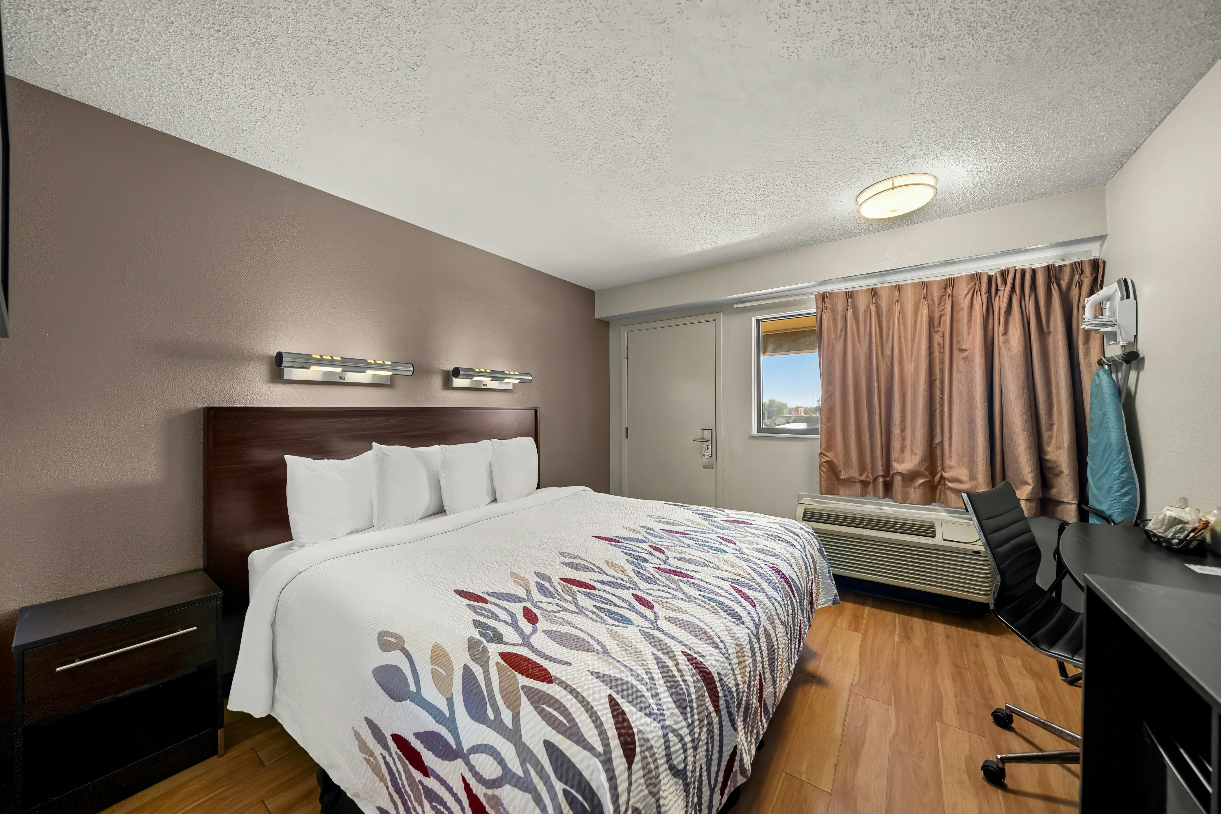 Non-Smoking Deluxe 1 King Bed, Micro-Fridge، Red Roof Inn Dallas - DFW Airport North 2/6